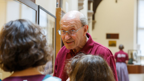 A volunteer explains in the museum