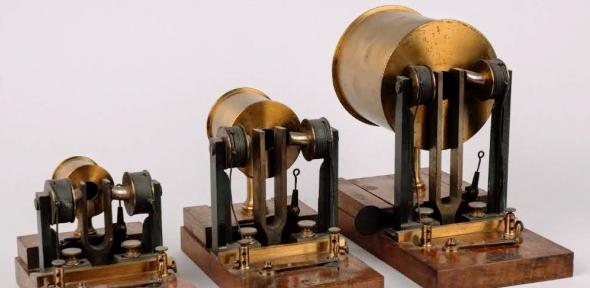 Helmholtz's apparatus for the synthesis of sound