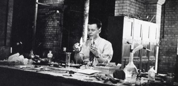 Bennet glass blowing at the Cavendish Laboratory. Bennet glass blowing at the Cavendish Laboratory - a black and white photo.