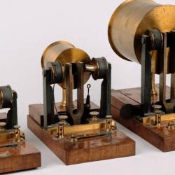 Helmholtz's apparatus for the synthesis of sound