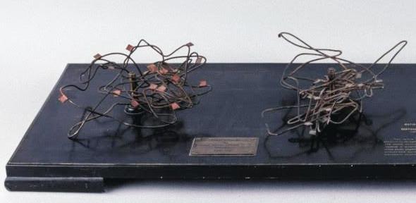 Wire model of the motion of a particle during an earthquake.